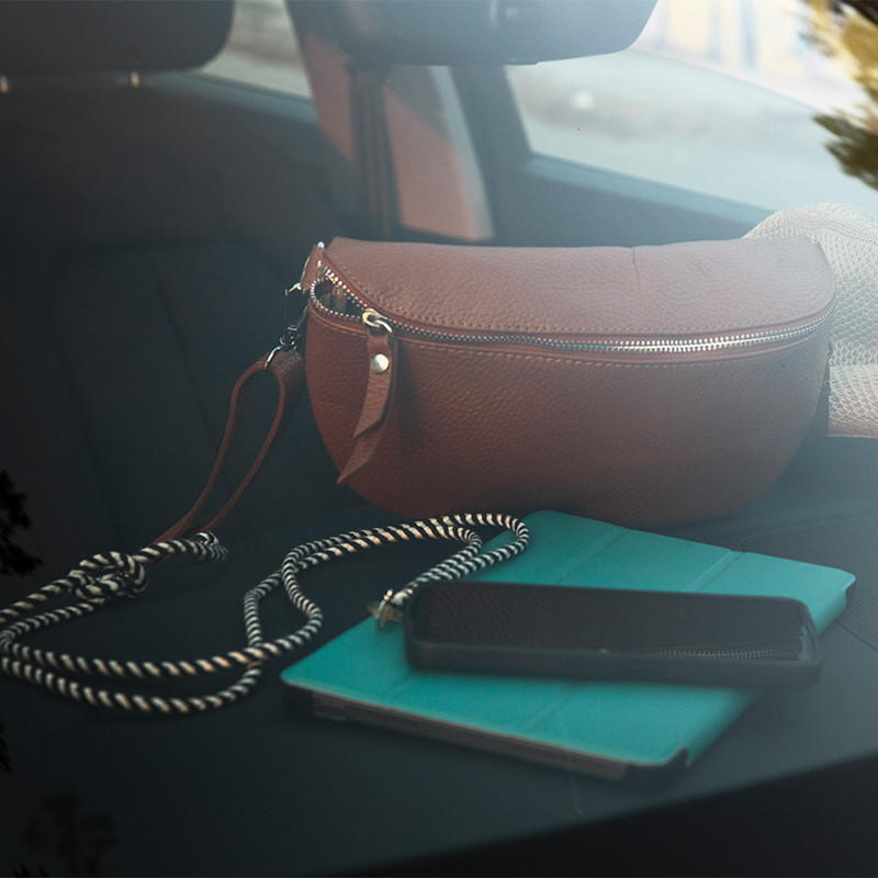 Less is More: The Art of Accessorizing Minimalist Outfits