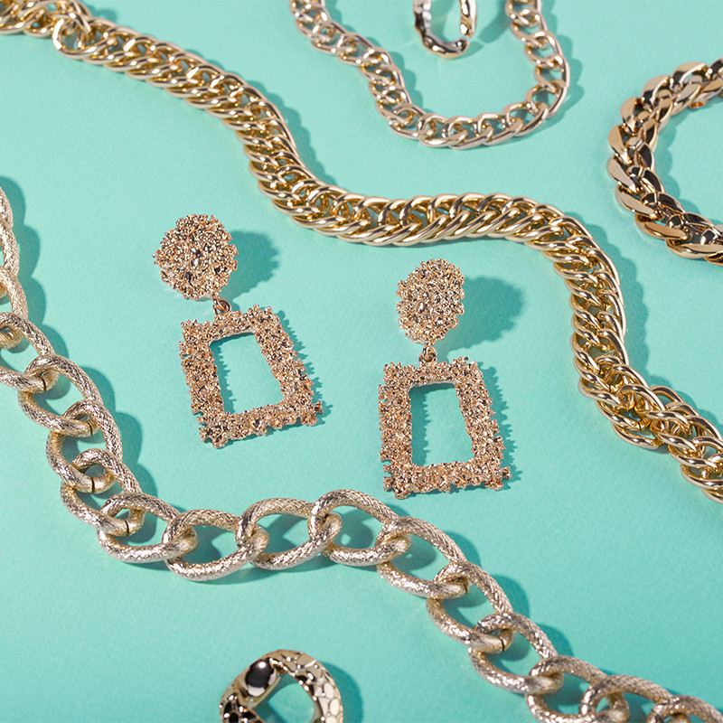 The Perfect Blend: Mixing Casual and Formal Accessories